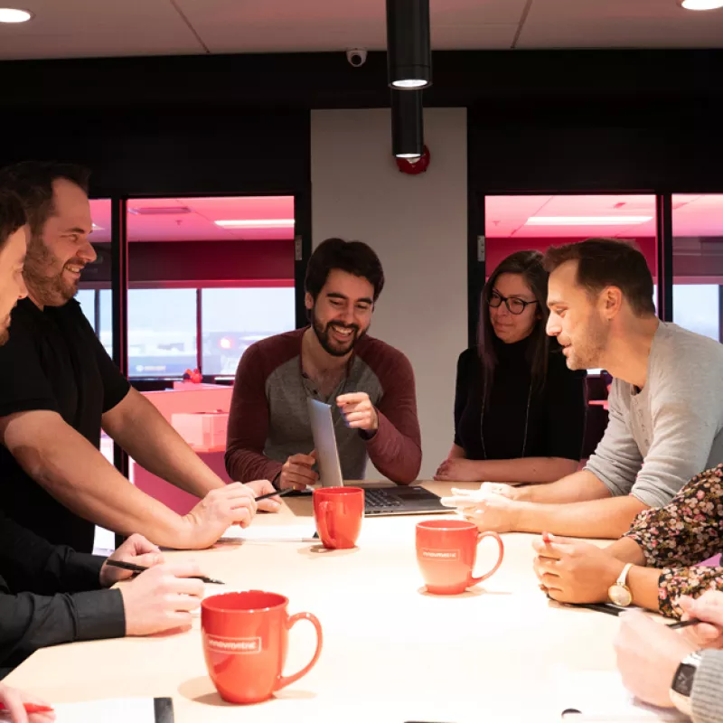 Funcionários da InnovMetric discutindo na sede na Cidade de Quebec, Canadá.